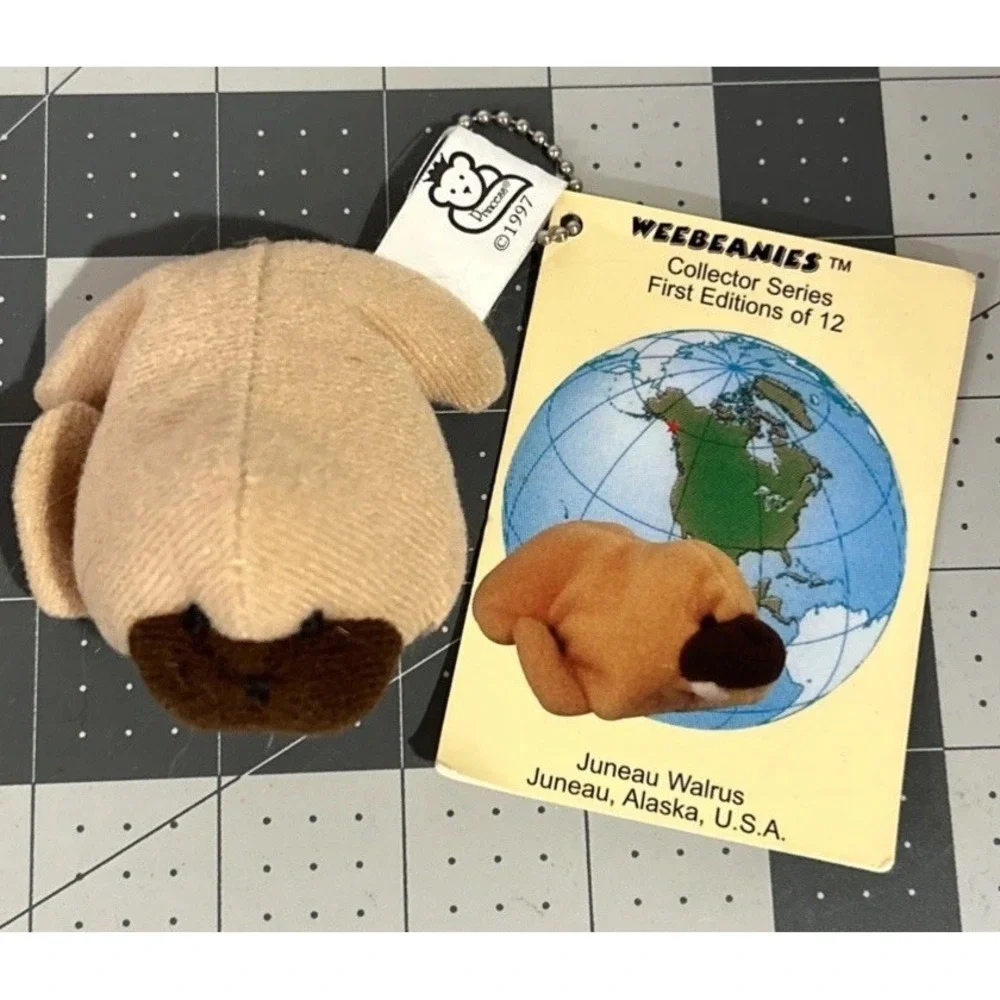 1997 WEEBEANIES COLLECTOR SERIES 1st EDITION keychain Juneau Walrus Plush w/card